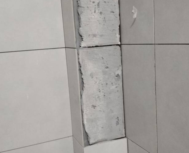 维西瓷砖空鼓维修公司分享下瓷砖施工前基层浇水润湿程度不足，可能导致以下问题